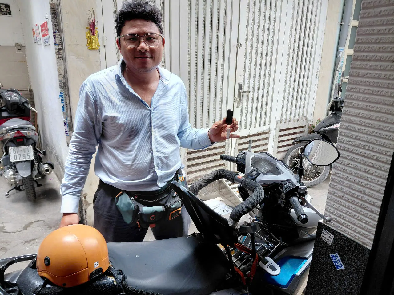 Thợ cầm chìa smartkey bên xe tay ga