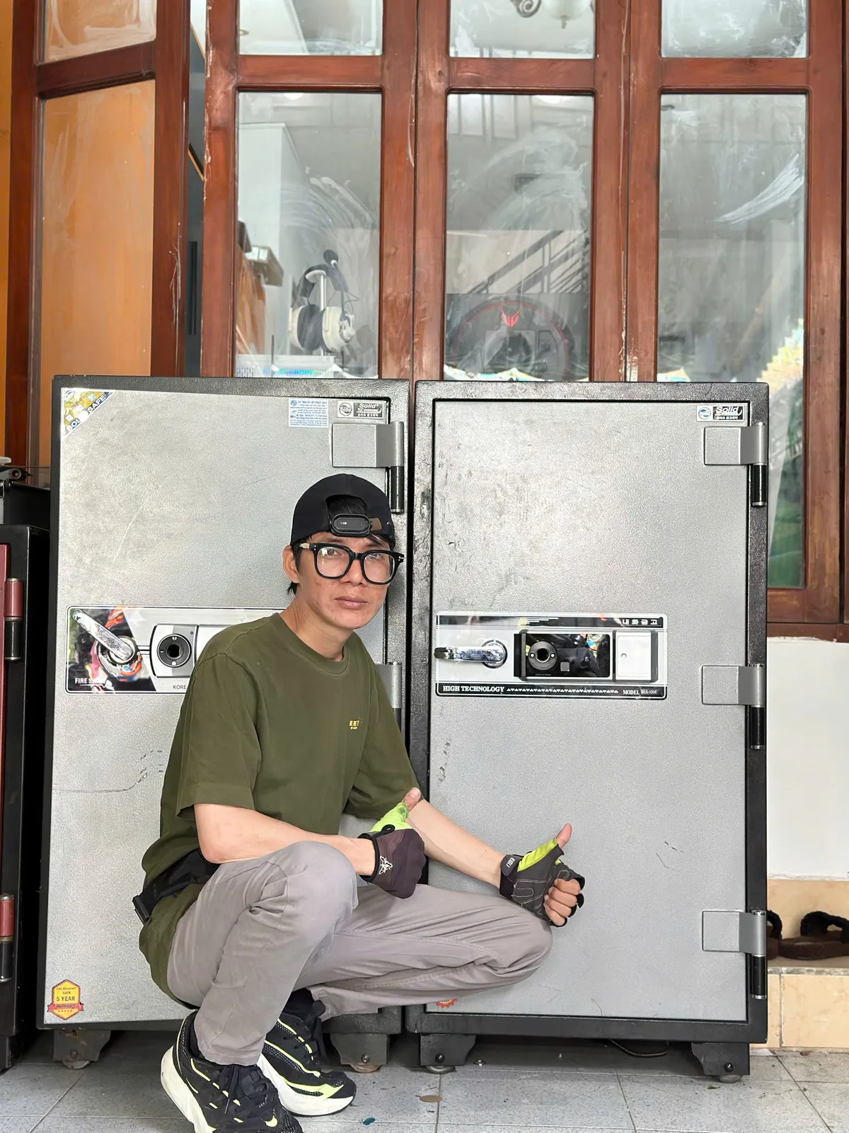 Thợ khóa Bình Tân ngồi giữa hai két sắt cỡ lớn