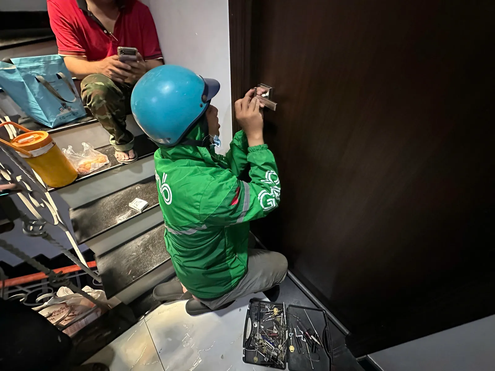 Thợ làm khóa cửa căn hộ cửa gỗ tối màu