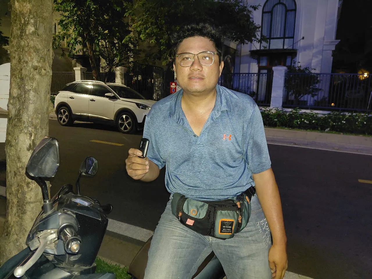 Thợ khóa đến lúc ban đêm, cầm chìa vừa làm cho khách