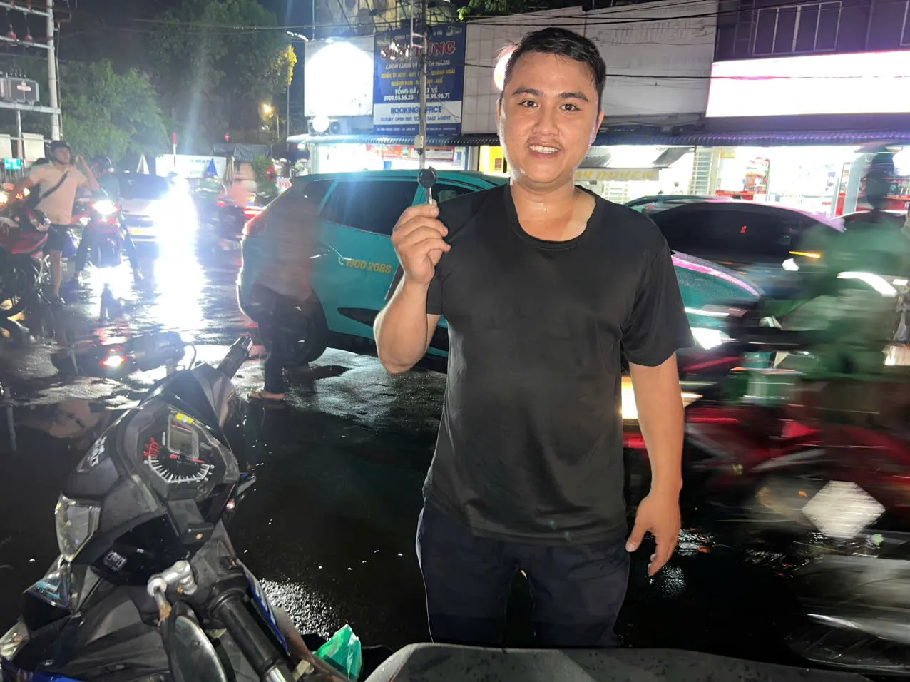 Thợ khóa có mặt tận nơi trên phố, cầm chìa vừa làm xong
