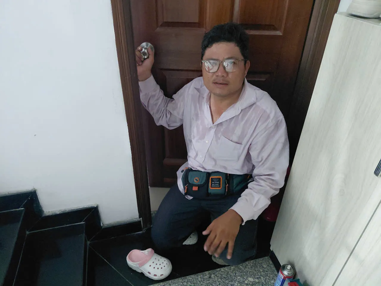 Thợ bên khóa tay nắm tròn cửa gỗ