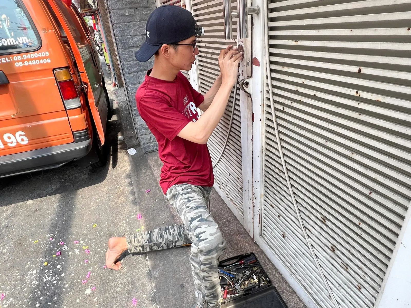 Thợ kiểm tra khóa cửa cuốn nhà phố