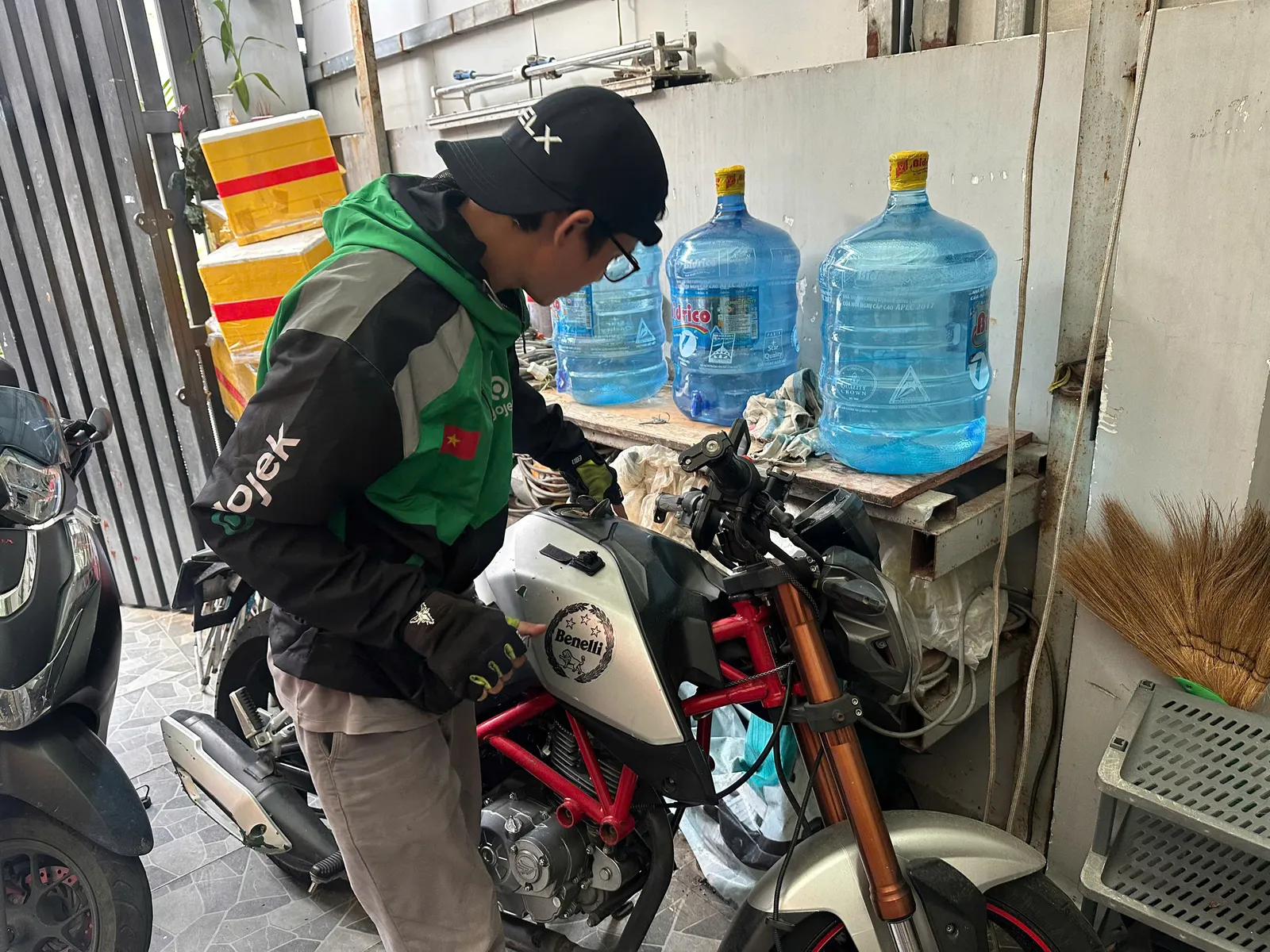 Thợ kiểm tra xe côn tay để trong nhà