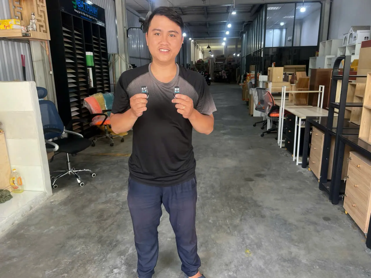 Thợ cầm hai chìa khóa vừa làm xong