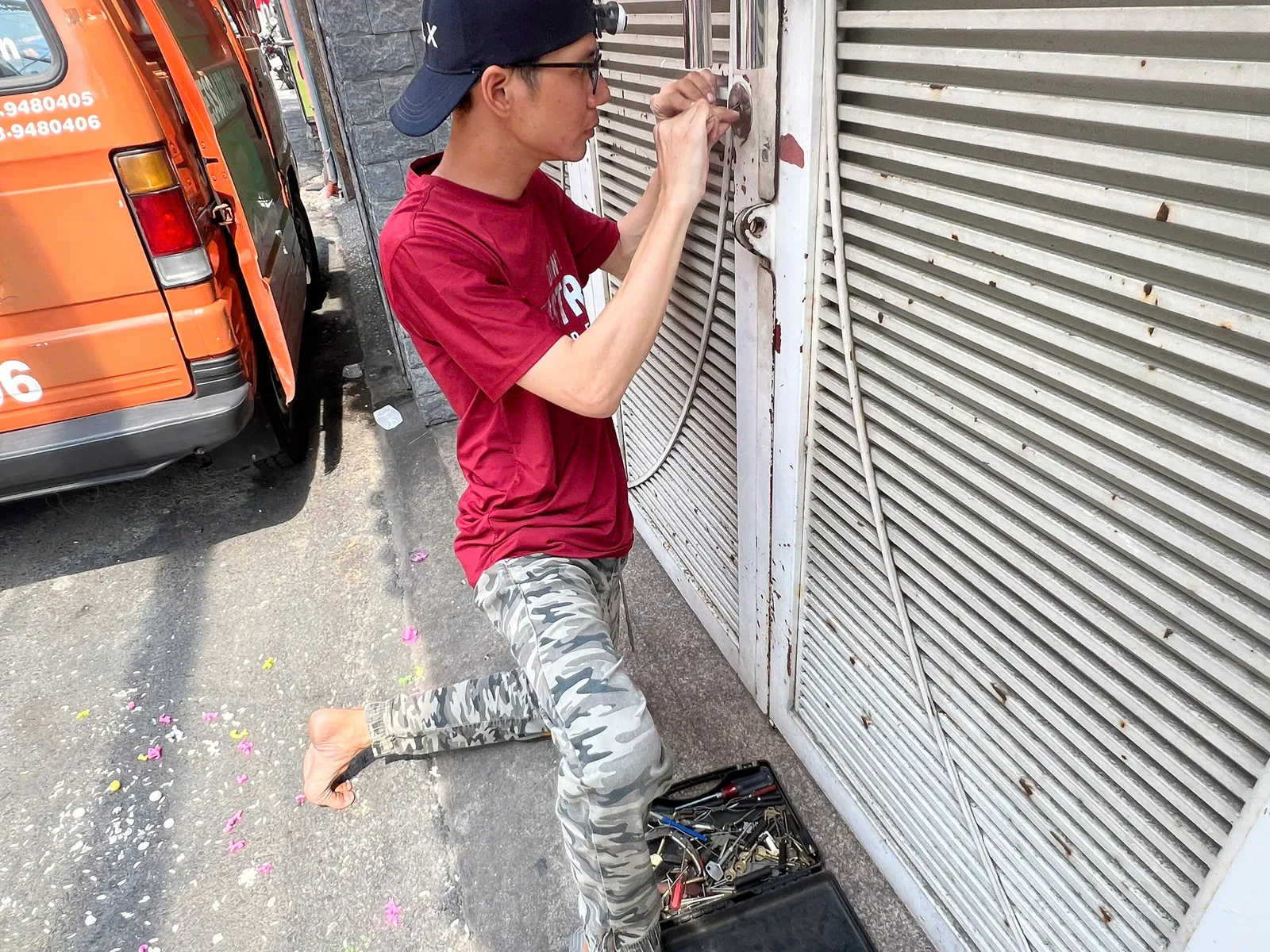 Thợ làm khóa cửa cuốn kéo tay