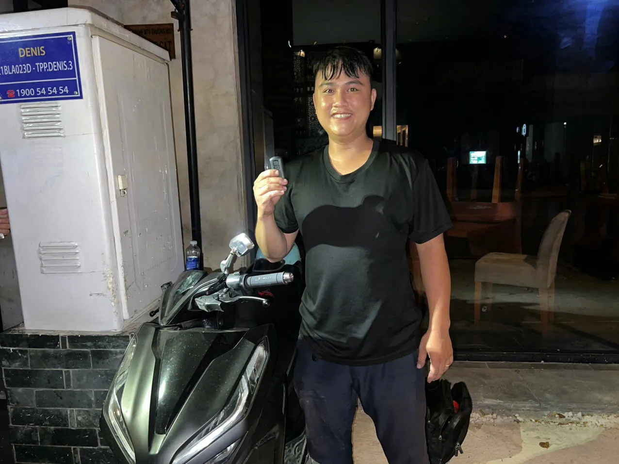 Thợ cầm chìa smartkey làm lại cho khách lúc tối