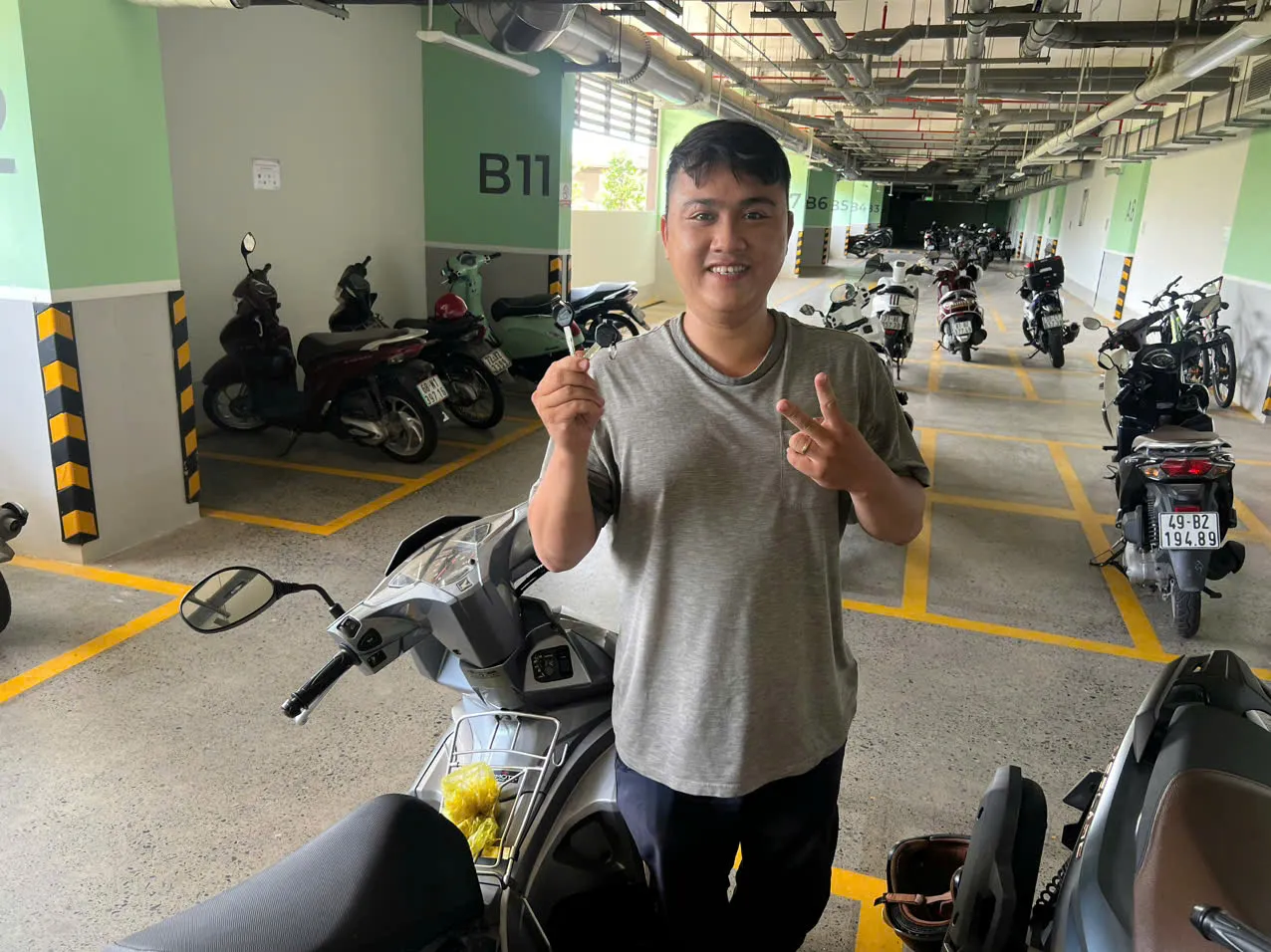 Thợ làm thêm chìa cho khách ngay trong hầm giữ xe chung cư