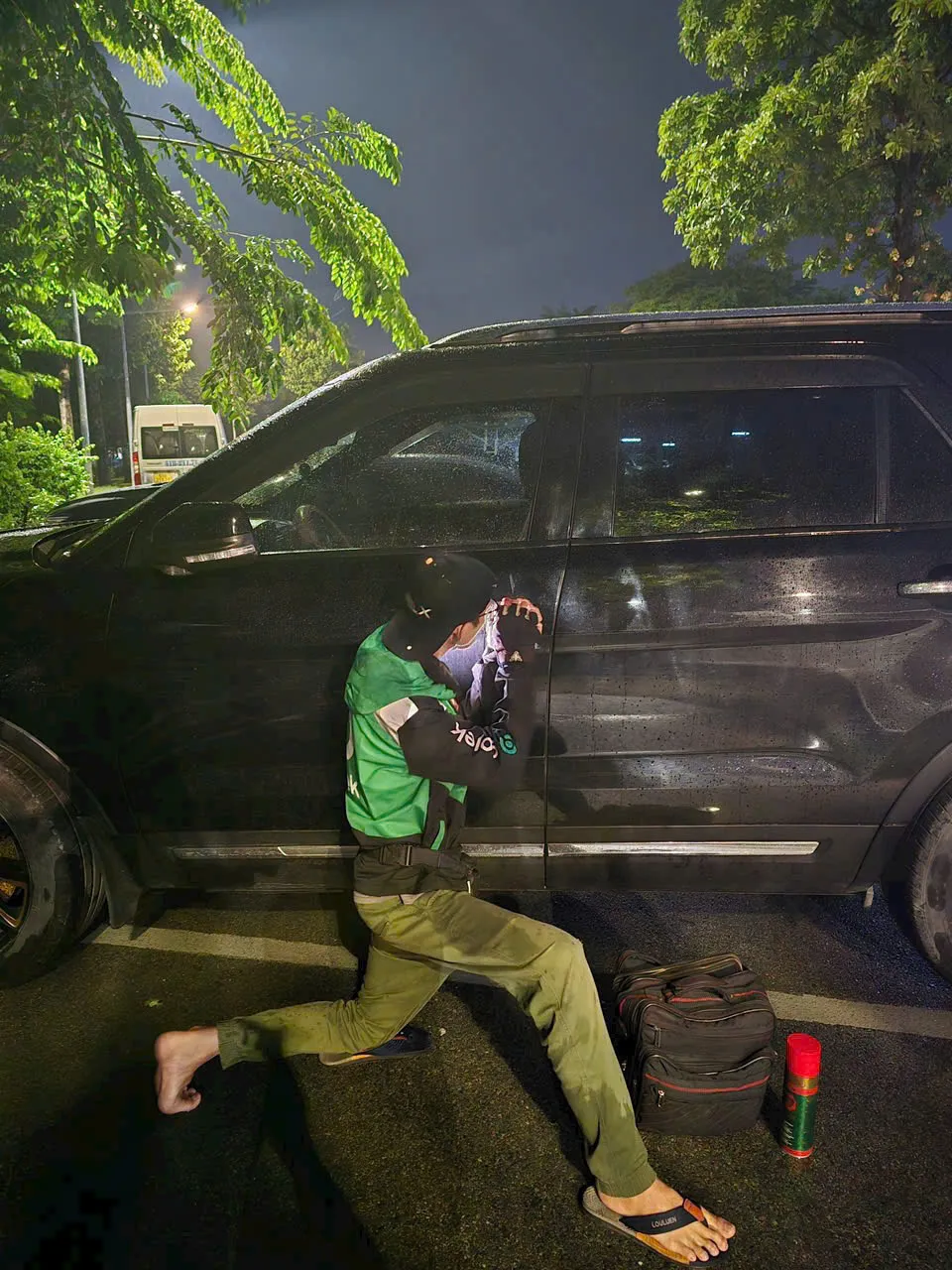 Thợ mở cửa xe SUV lúc ban đêm
