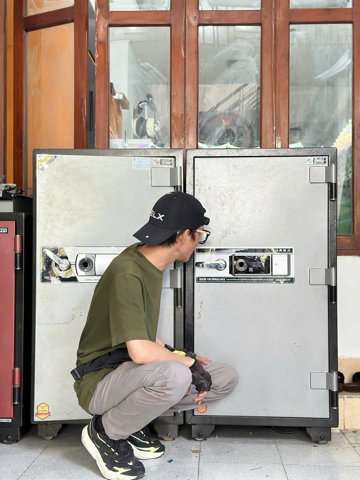 Thợ mở hai két sắt lớn đặt cạnh nhau