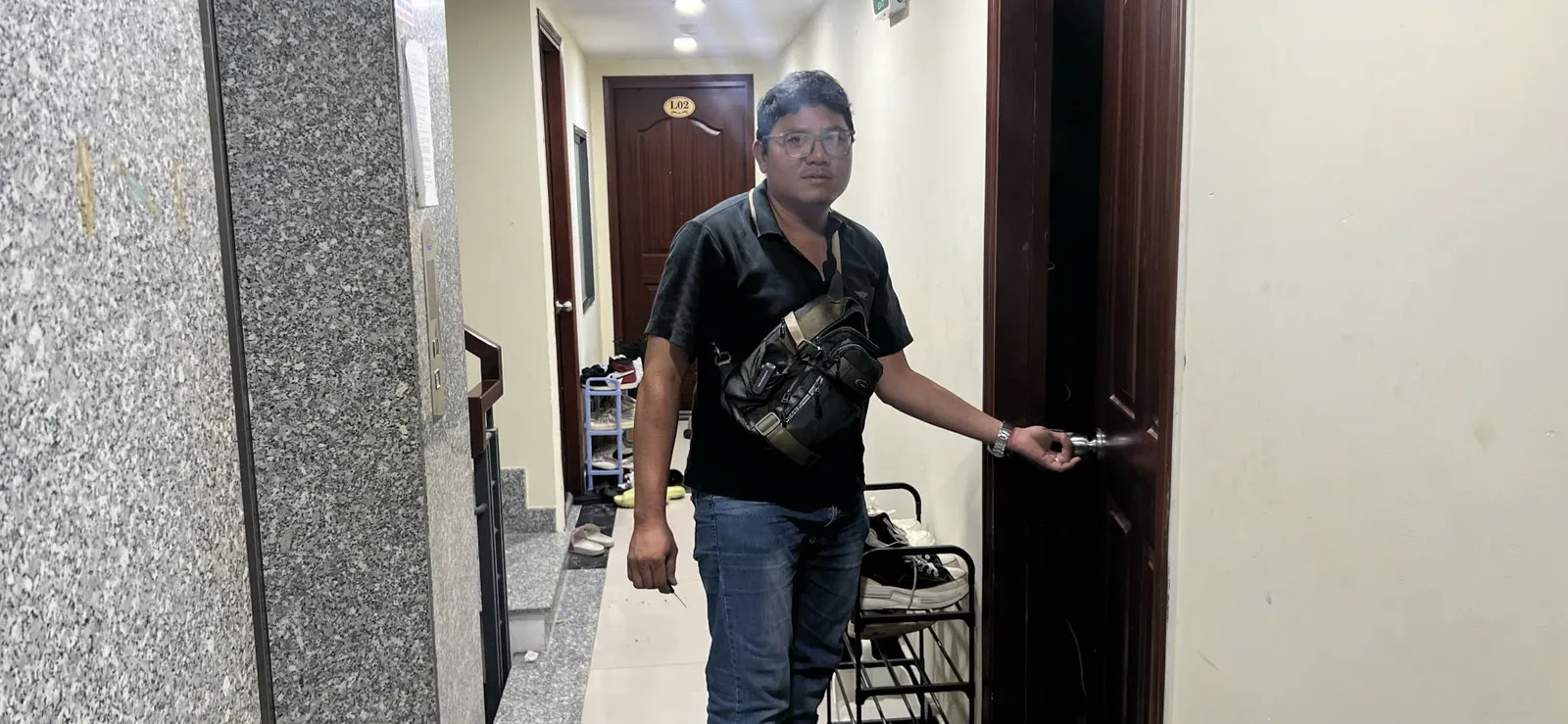 Thợ mở khóa cửa căn hộ trong hành lang