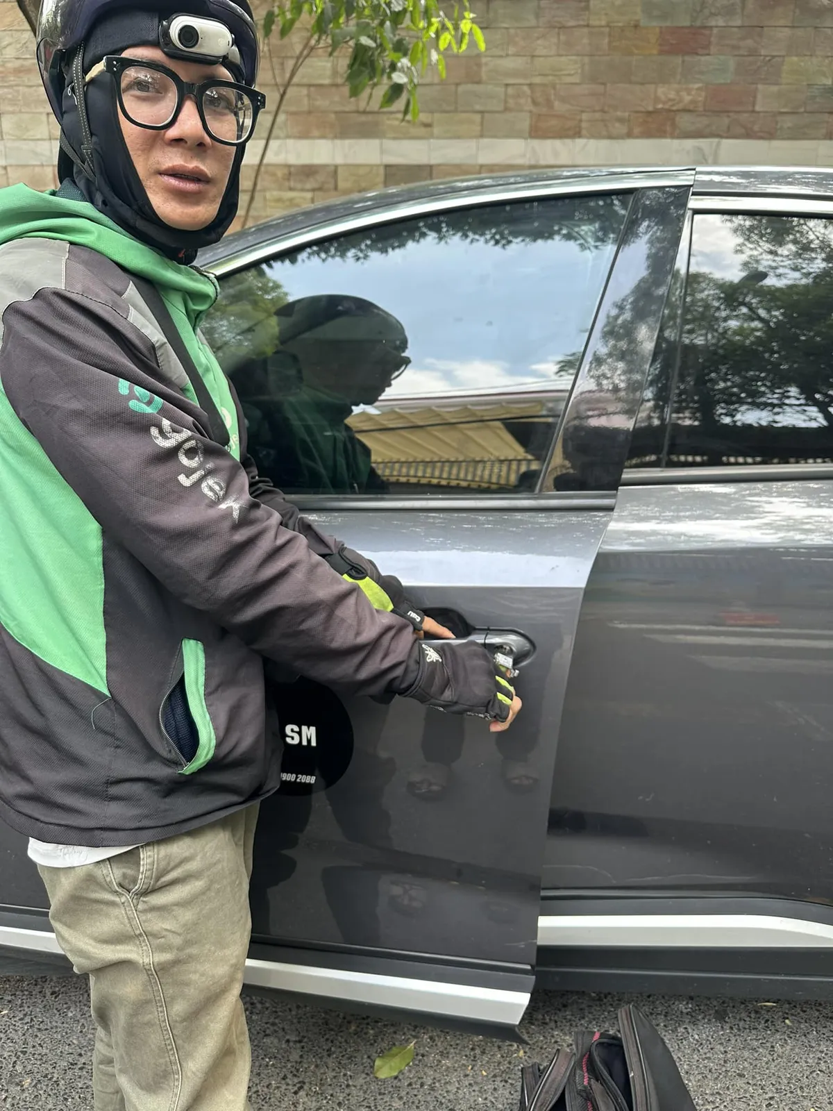 Thợ mở khóa cửa xe ô tô màu xám