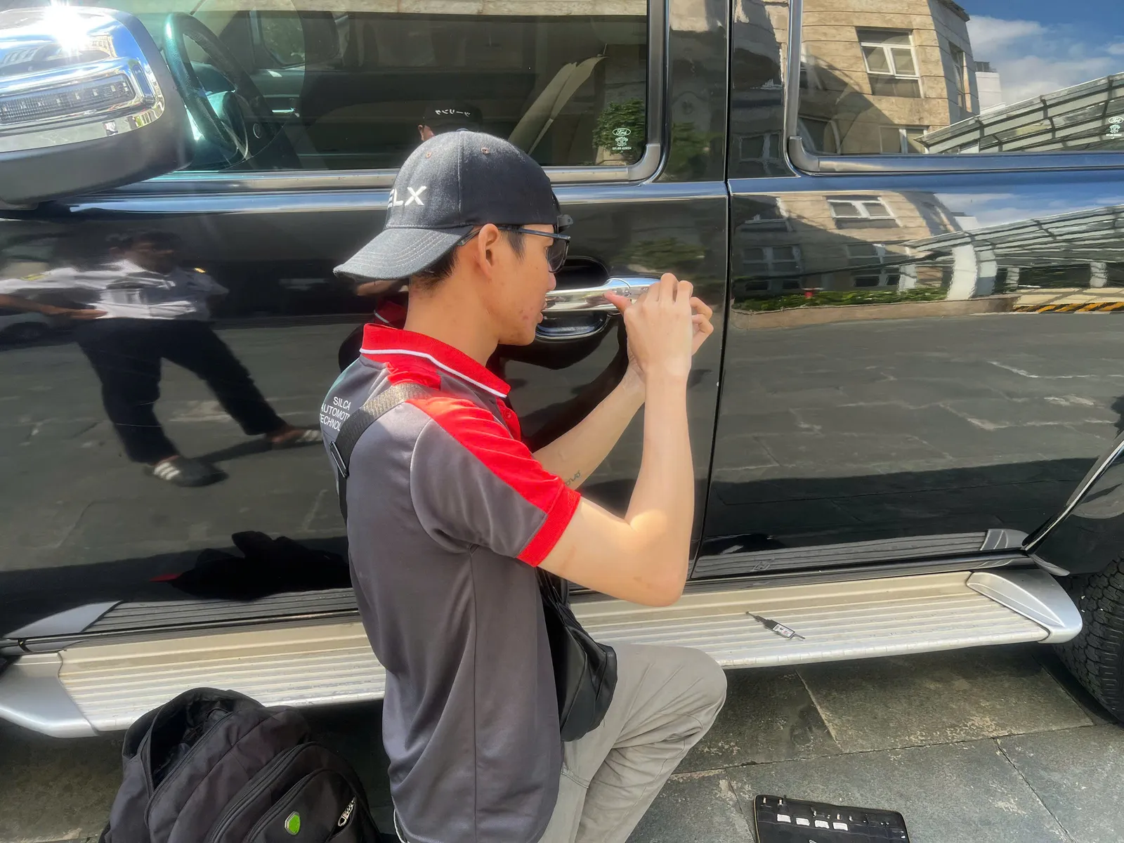 Thợ mở cửa xe SUV màu đen khi remote không mở được