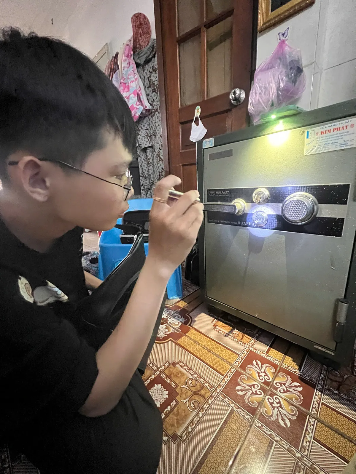 Thợ soi đèn mở két sắt khóa cơ tại nhà khách