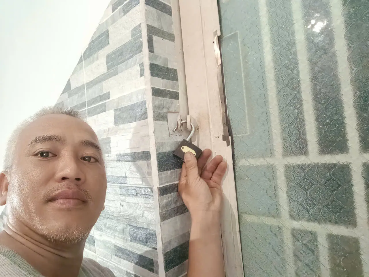 Thợ sửa chốt khóa cửa nhôm