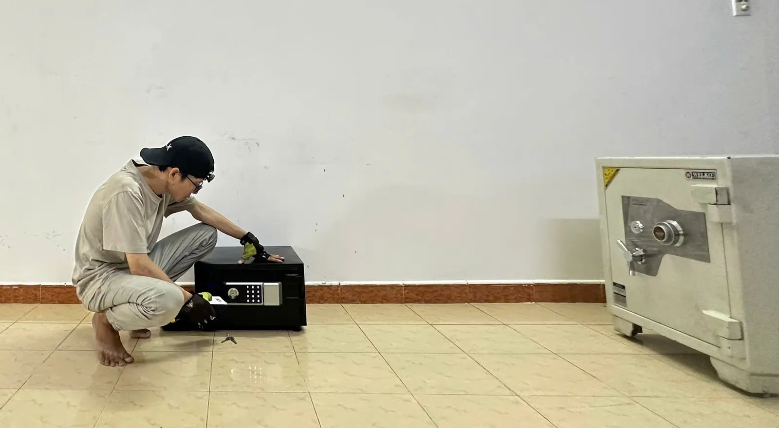 Thợ thao tác bàn phím két sắt điện tử nhỏ màu đen