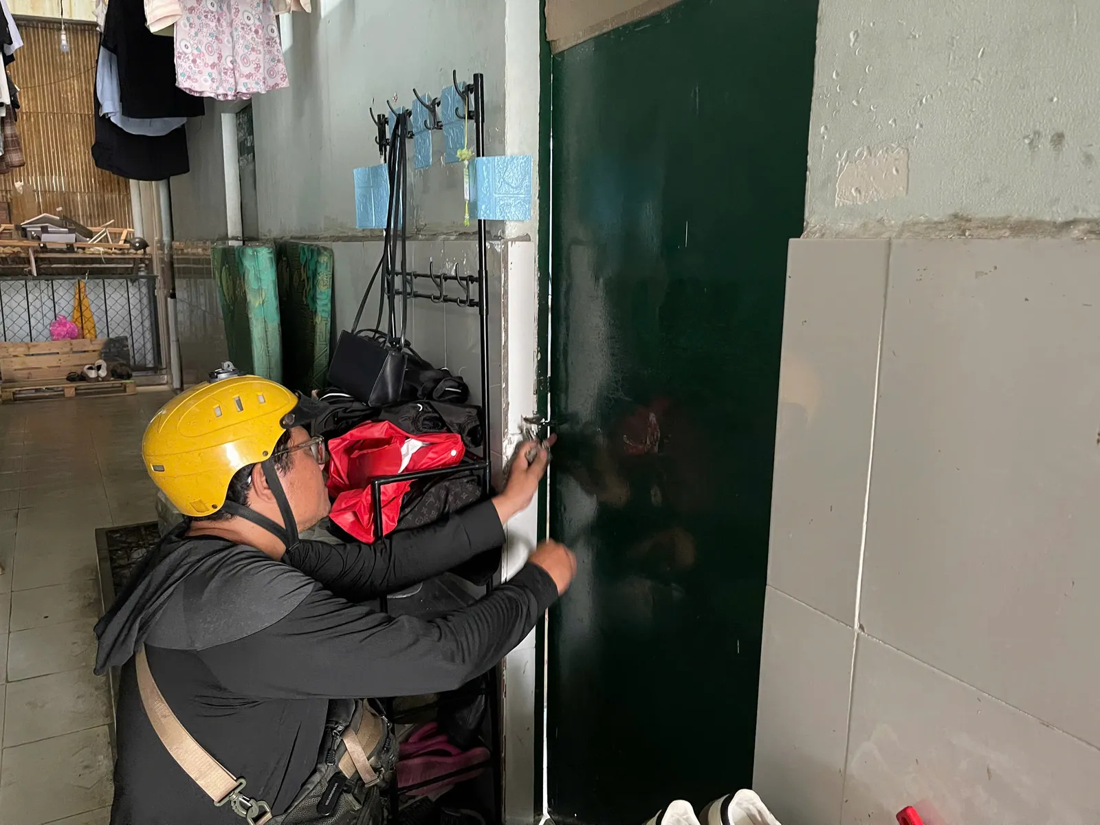 Thợ sửa khóa cửa sắt phòng trọ