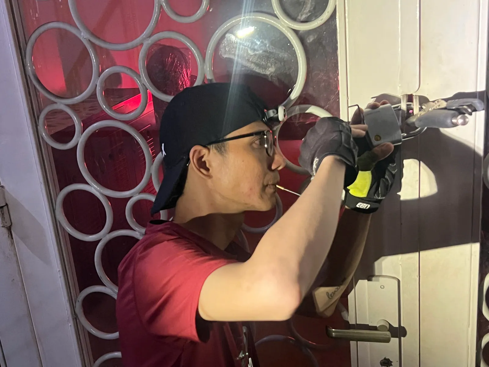 Thợ thay khóa cửa sắt hoa văn