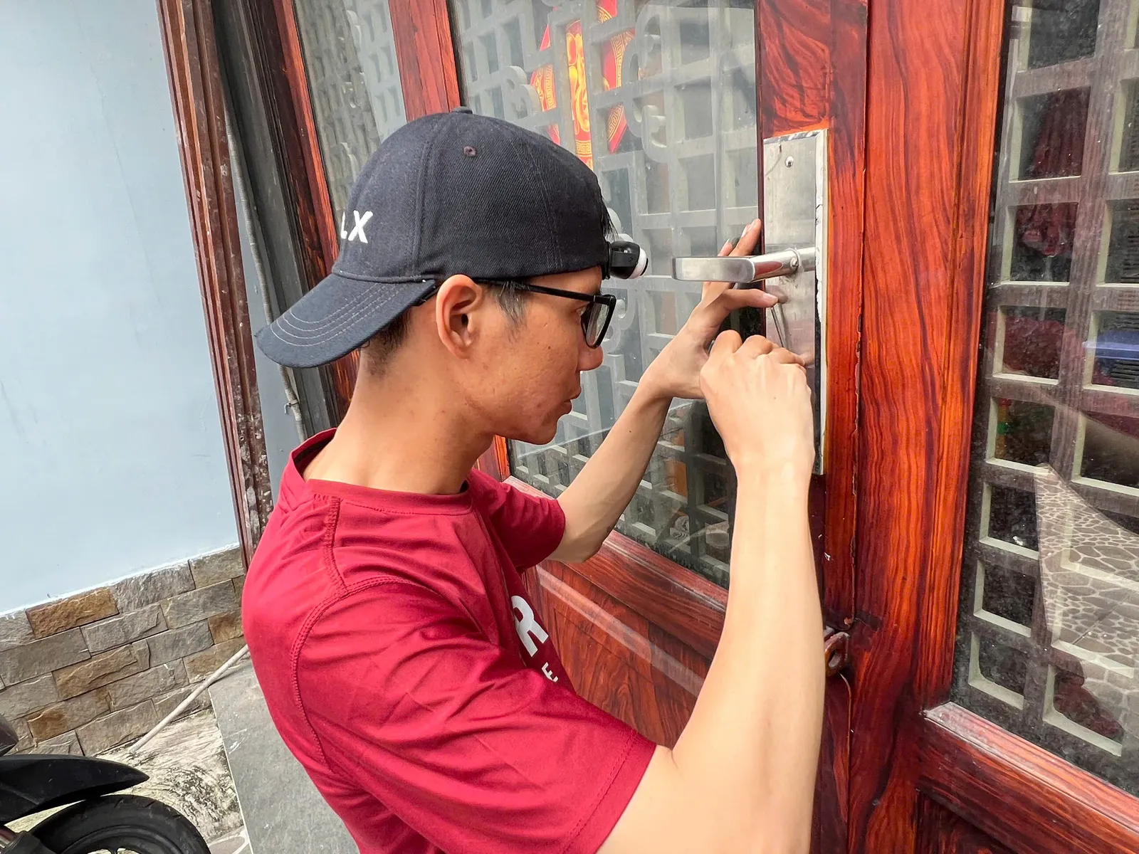 Thợ thay khóa tay gạt cửa gỗ có kính