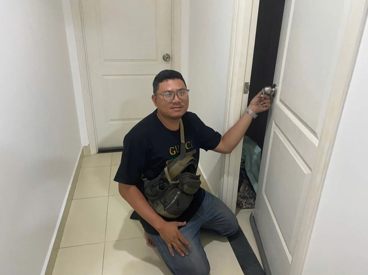 Thợ thay khóa tay nắm tròn cửa căn hộ