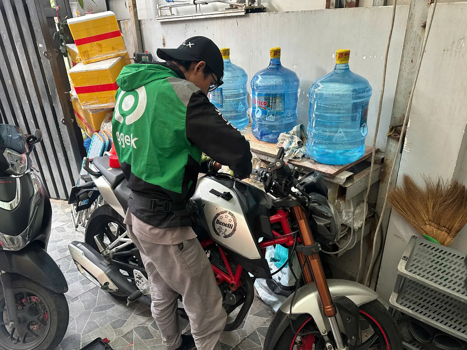 Thợ thay ổ khóa xe côn tay
