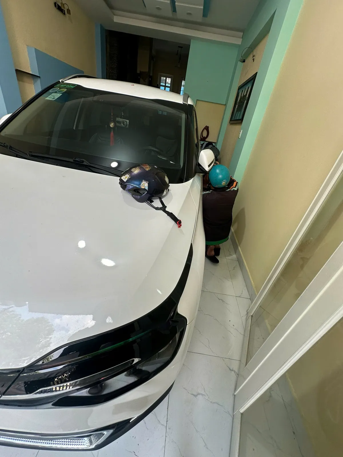 Xe ô tô sedan màu trắng đỗ trong nhà lâu ngày dễ yếu bình
